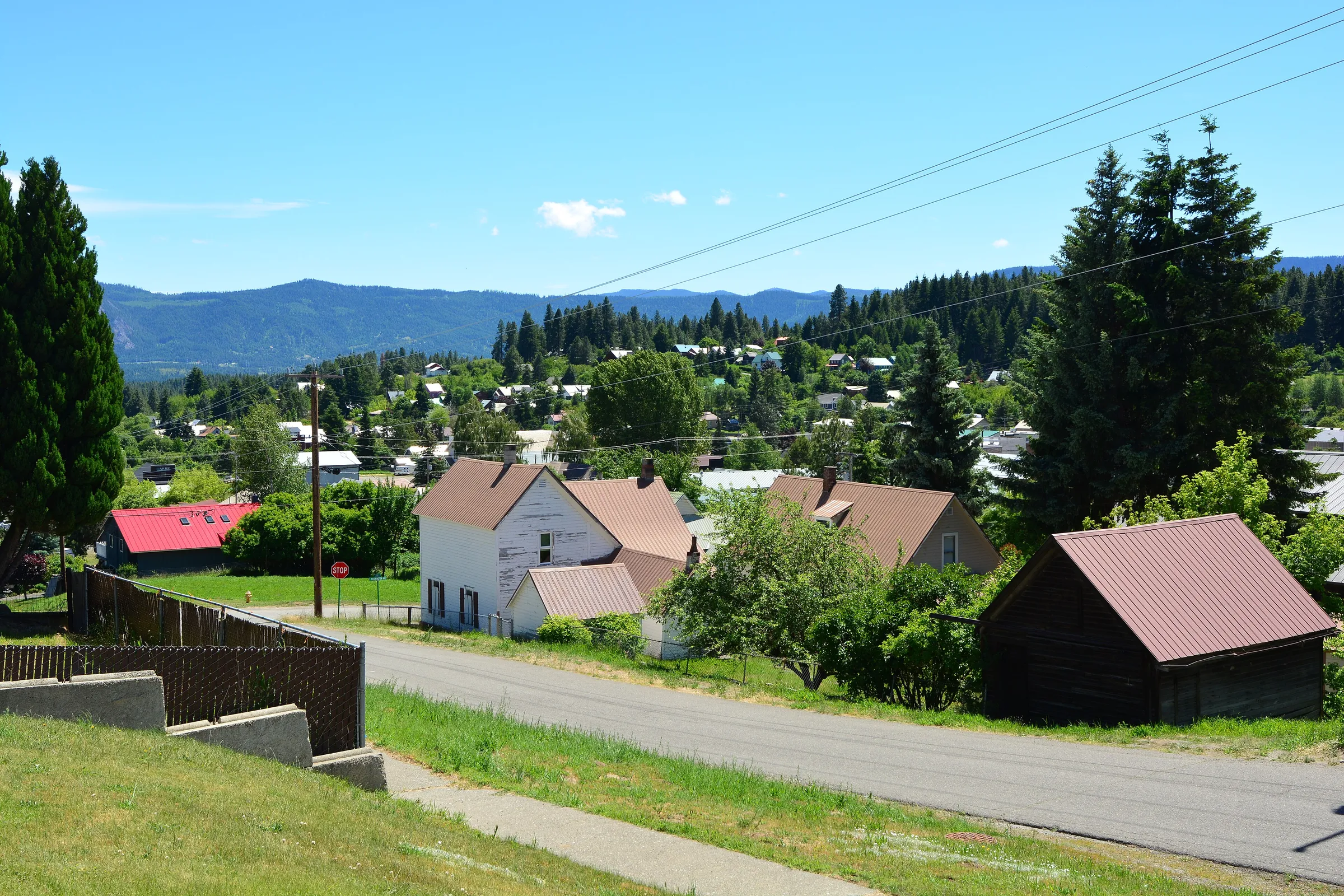 Houses and green hills in Roslyn on a sunny day, seen from Idaho Avenue